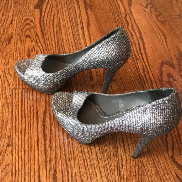Vera Wang Glitter Metallic Pumps - Picture 7 of 8